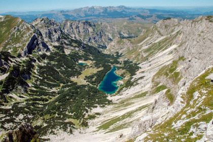 Der sensationelle Blick vom Bobotov Kuk über die zerklüfteten Bergketten und Täler des Durmitor-Gebirges von Montenegro ist beim Aufstieg jede Strapaze wert