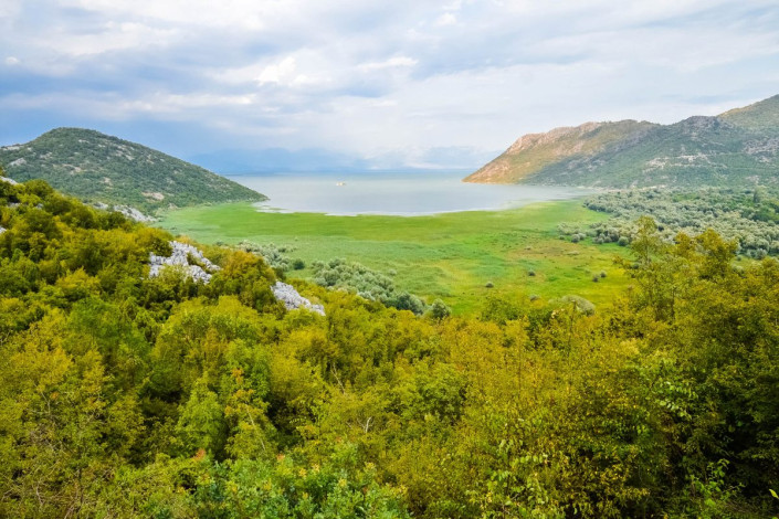 Die Klosterroute am Skadar-See ist eine der faszinierendsten Panoramastraßen Montenegros; die 60km lange Strecke reicht von Ulcinj nach Virpazar - Fahrzeit ca. 2 bis 3  Stunden, Montenegro
