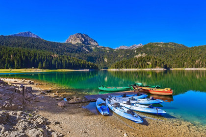 Die meisten Touristen genießen die Schönheit des Crno Jezero im Durmitor Nationalpark in Kanu oder Kajak, Montenegro