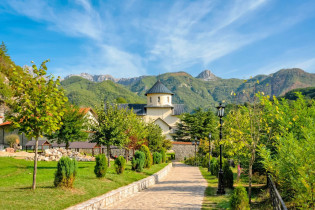 Gründung und Bau des Manastir Morača in Montenegro erfolgten im Jahr 1252 unter Herzog Stephan