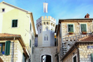 Der Uhrenturm "kula sahat" ist das Tor zur Altstadt und stellt das inoffizielle Wahrzeichen von Herceg Novi dar, Montenegro - © Vladimir Mucibabic/Shutterstock