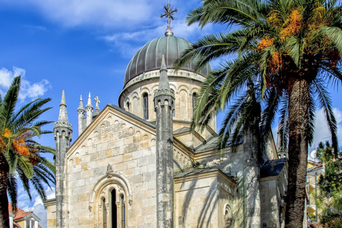 Die fröhliche Architektur der Kirche des Erzengels Michael in Herceg Novi weist romanische, gotische, byzantinische und sogar arabische Elemente auf, Montenegro