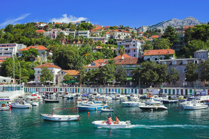 Die malerische Strandpromenade von Herceg Novi in der Bucht von Kotor lädt zum Flanieren ein, Montenegro