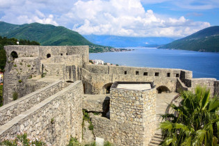 Von der Kanli-Kula-Festung von Herceg Novi hat man eine idealen Blick über die Bucht von Kotor, Montenegro