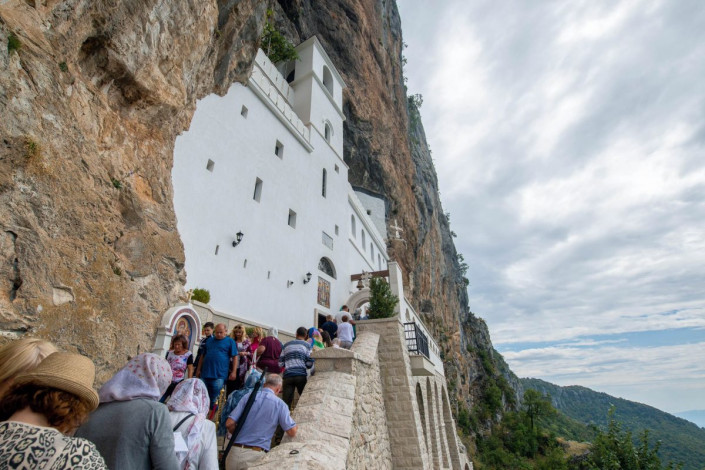 Im Felsenkloster von Ostrog in Montenegro treffen sich Orthodoxe, Katholiken und Muslime zum Gebet