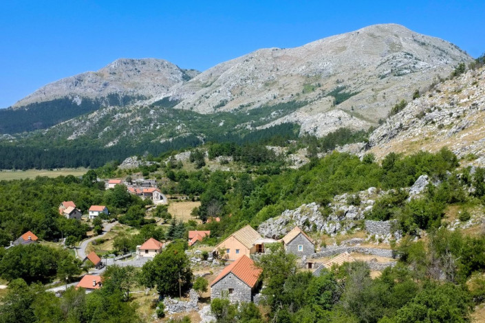 Im niedlichen Bauerndorf Njeguši wird exzellenter Schinken direkt vor Ort geräuchert und getrocknet, Montenegro