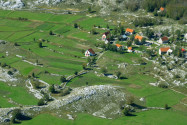 Kleine Ortschaft im Gebiet um den Berg Lovćen, die Infrastruktur im Gebiet ist für längere Aufenthalte (noch) nicht gerüstet, für Tagesausflüge allerdings ideal, Montenegro - © FRASHO / franks-travelbox