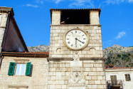 Am Hauptplatz von Kotor thront der dreistöckige Renaissance-Uhrturm aus dem Jahr 1602, der unter dem venezianischen Verwaltungsgeneral Antonio Grimaldi erbaut wurde, Montenegro - © InnaFelker / Shutterstock
