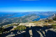 Panoramablick auf die Bucht von Kotor in ihrer gesamten Pracht; Auffahrt von Kotor zum Njegoš-Mausoleum, Montenegro - © FRASHO / franks-travelbox