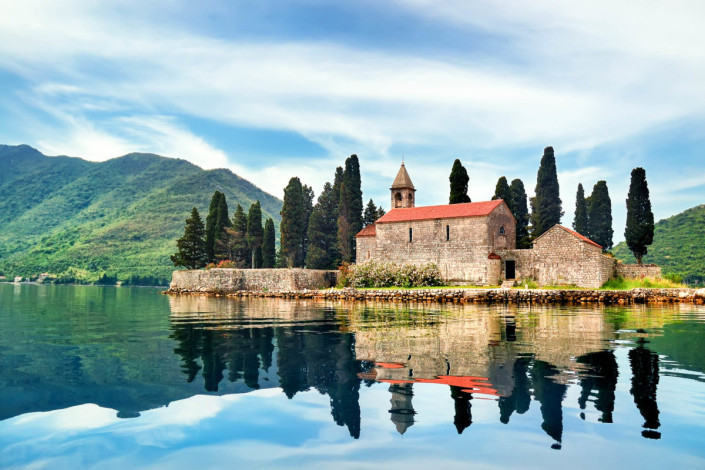 Auf der zypressenbestandenen Insel Sveti Đorđe vor Perast in Montenegro fanden die großen Persönlichkeiten der Stadt ihre letzte Ruhestätte