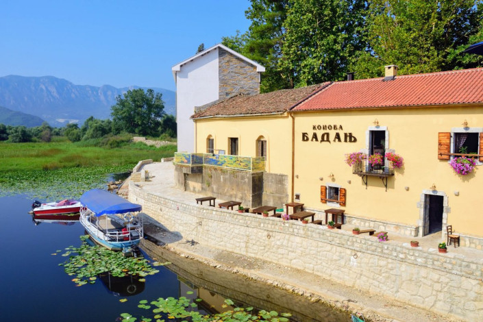 Die Vinothek Konoba in Virpazar ist mit ihrer sonnigen Terrasse direkt am Skadar-See besonders einladend, Montenegro
