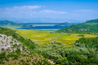 Virpazars Kulisse aus Fluss und See, sanften Hügeln und saftiger Vegetation ist in Verbindung mit der dünnen Besiedlung Balsam für jede gestresste Seele, Montenegro