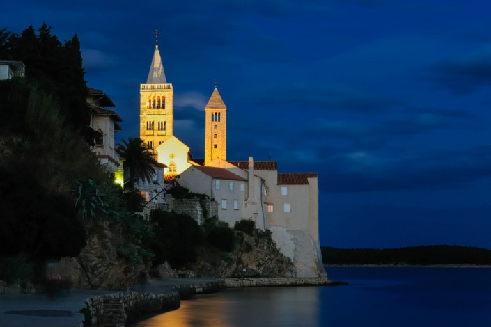 Nächtlicher Blick auf die berühmten Kirchtürme der Kirchen Sv. Andrija und Marija Velika an der Adriaküste von Rab Stadt, Kroatien