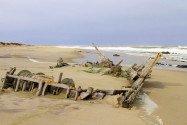 Die gestrandeten Schiffe an der Skelettküste in Namibia sind bald ganz vom Sand verschluckt - © Txanbelin / Shutterstock