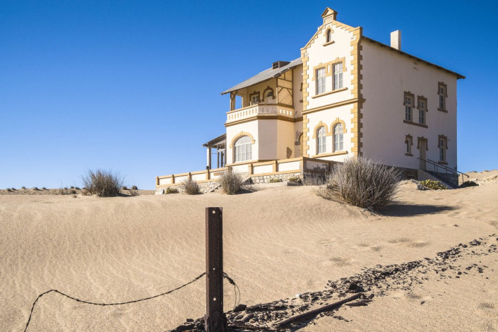 In der Geisterstadt Kolmanskop im südlichen Namibia wurden einst prächtige Herrenhäuser nach deutschem Vorbild errichtet, hier das Haus des Minenverwalters