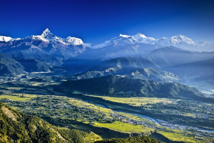 Pokhara, die drittgrößte Stadt Nepals, wird von einer atemberaubenden Landschaft am Fuß des Himalaya umgeben