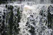 5km vor seiner Mündung ins Meer stürzt sich der Purakaunui Wasserfall über drei Kaskaden 20 Meter über die Felsen hinab, Neuseelan - © FRASHO / franks-travelbox