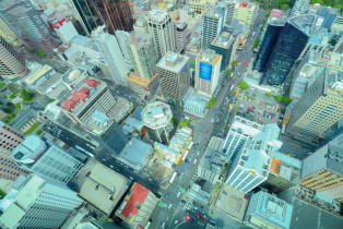 Blick vom Sky Tower auf Aucklands Straßen, Neuseeland