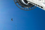 Die Sky Jumper springen von einem Drahtseil gehalten aus 220 Metern Höhe von der Spitze des Sky Tower mit Fallgeschwindigkeiten von bis zu 75km/h, Auckland, Neuseeland - © FRASHO / franks-travelbox