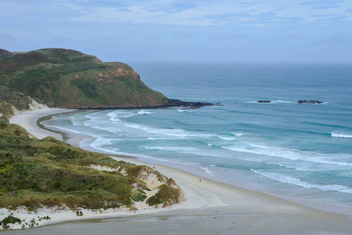 Die malerische Sandfly Bay liegt auf der Otago Halbinsel zu Füßen des Harbour Cone, Neuseeland