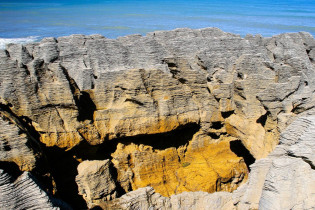 Die Pancake Rocks sind bemerkenswerte Felsformationen an der Westküste von Neuseelands Südinsel