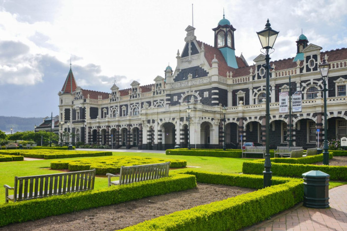 Das historische Bahnhofsgebäude von Dunedin zählt zu den schönsten und bekanntesten Bauwerken Neuseelands