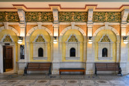 Mit Stuckverzierungen, vergoldeten Ornamenten und kunstvollen Bodenfliesen erinnert der Bahnhof von Dunedin an ein Museum, Neuseeland - © FRASHO / franks-travelbox