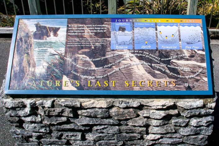 Informationstafel bei den Pancake Rocks an der Westküste von Neuseelands Südinsel