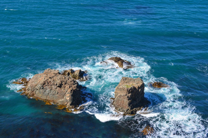Die Mini-Inseln vor der Küste des Nugget Point dienen Seevögeln des Öfteren als willkommene Rastplätze, Neuseeland