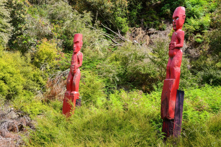 Maori-Statuen im New Zealand Maori Arts and Crafts Institute in der Te Puia Thermalzone auf der Nordinsel Neuseelands