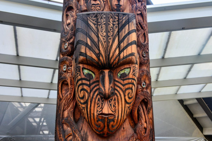 Neben Holzschnitzerei wird im New Zealand Maori Arts and Crafts Institute in der Te Puia Thermalzone, Neuseeland, auch die Bearbeitung von Stein und Knochen gelehrt
