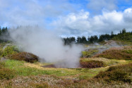 Die so genannten „Craters of the Moon“ präsentieren sich auf Neuseelands Nordinsel mit zischenden Löchern und Schwefelgestank als hitzige Angelegenheit - © FRASHO / franks-travelbox