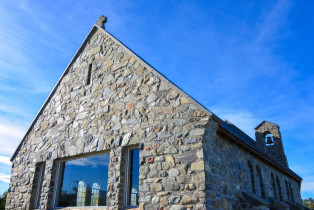 Auf der Rückseite der Church of the Good Shepherd gewährt das ungewöhnliche Altarfenster nicht nur Ausblicke, sondern auch Einblicke, Neuseeland