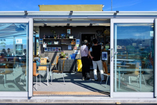 Das großteils verglaste Astro Café beim Mount John Observatory bietet bei Kaffee und Kuchen einen herrlichen Rundumblick auf den Lake Tekapo, Neuseeland