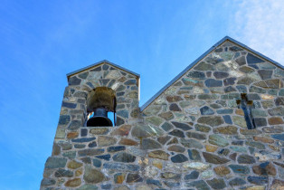 Die Church of the Good Shepherd am Lake Tekapo wurde 1935 vom Architekten Harman aus dem 3 Autostunden entfernten Christchurch errichtet, Neuseeland