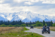 Schon bei der Anfahrt zum Lake Tekapo werden die Besucher von den majestätischen Gipfeln der Alpen Neuseelands begrüßt - © FRASHO / franks-travelbox