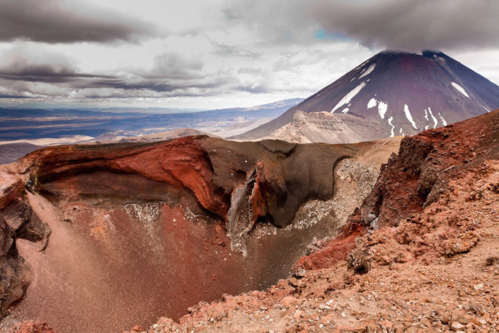 Zwischen den mächtigen Gipfeln des Mount Ngauruhoe und des Mount Tongariro befindet sich der berühmte Red Crater, Neuseeland