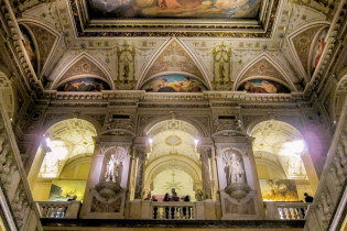 Das Naturhistorische Museum in Wien beeindruckt durch seine imposante Architektur - innen und außen, Österreich