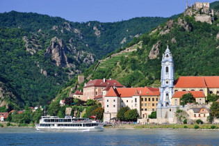 Der malerische Ort Dürnstein liegt direkt an der Donau in der Wachau, Österreich
