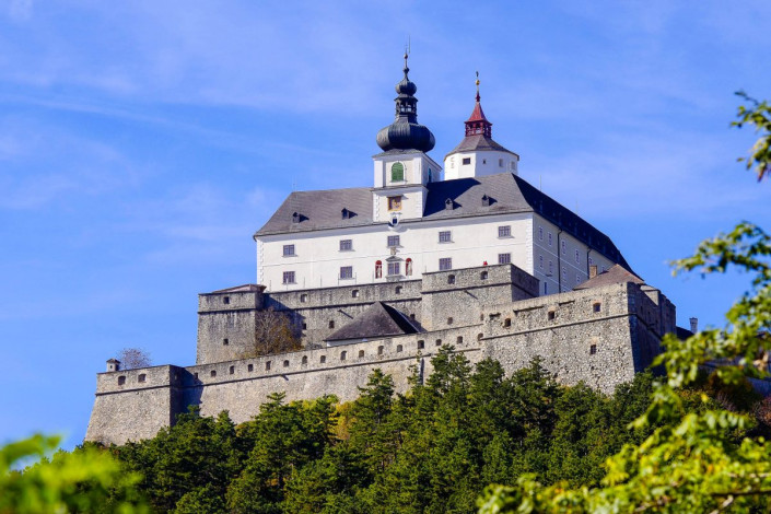 Die Burg Forchtenstein zählt zu den beliebtesten Ausflugszielen rund um den Neusiedlersee, Österreich