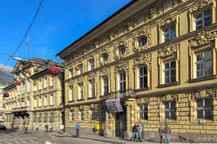 Das Alte Landhaus und das Palais Fugger-Taxis zählen zu den prächtigsten Barockbauten von Innsbruck, Österreich