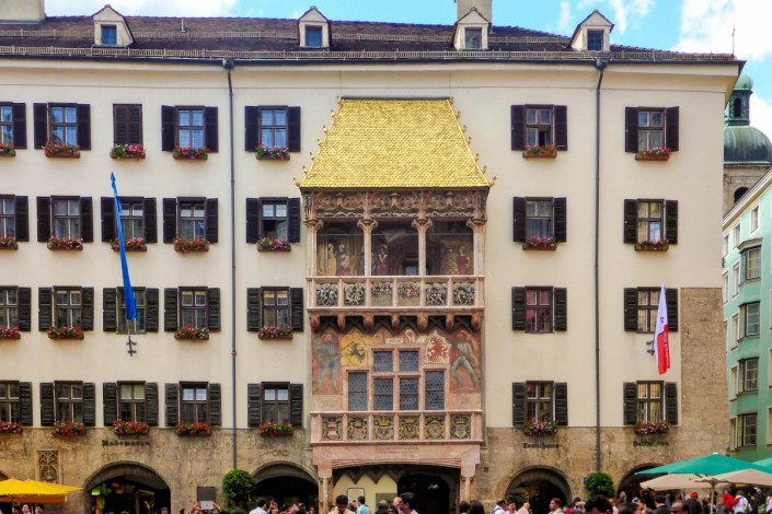 Das Goldene Dachl im Zentrum der Stadt ist als Wahrzeichen von Innsbruck weithin bekannt, Österreich