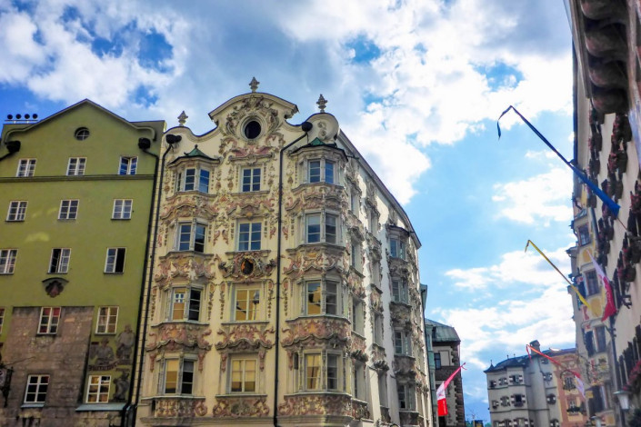 Das Helblinghaus im Zentrum von Innsbruck verdankt seine Berühmtheit den herrlichen Stuckverzierungen aus dem 17. Jahrhundert, Österreich
