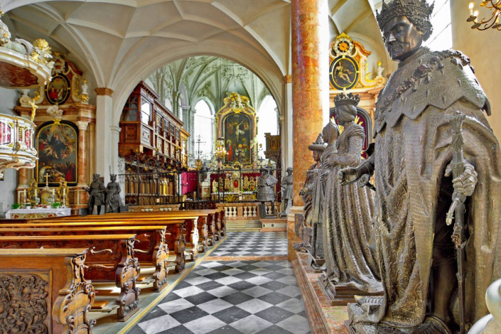Das Innere der Hofkirche in Innsbruck, Österreich, bildet mit Gemälden, Holzschnitzereien und Stuckarbeiten ein meisterhaftes Gesamtkunstwerk