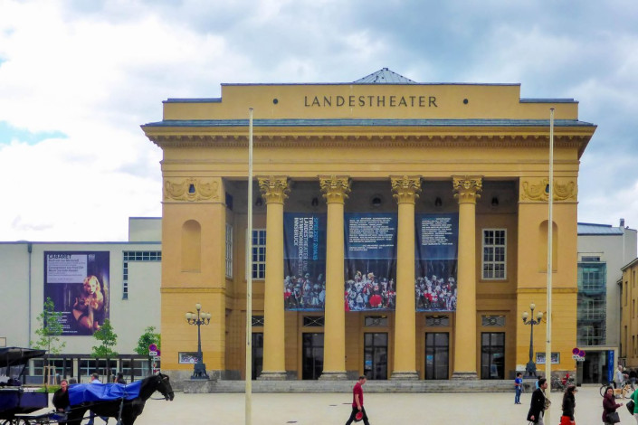 Das Tiroler Landestheater gegenüber der Hofburg von Innsbruck bietet vor bis zu 800 Zuschauern Opern, Operetten, Theaterstücke und Musicals dar, Österreich