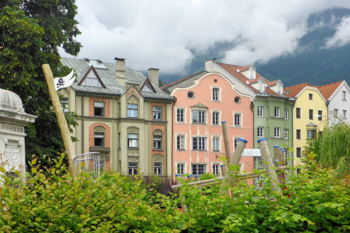 Die Altstadt von Innsbruck zeichnet sich durch herrliche Barockbauten und farbenfrohe Häuserzeilen aus, Österreich