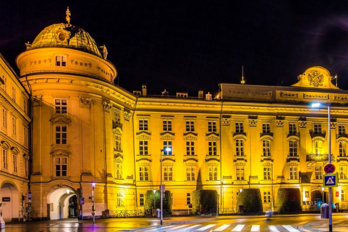 Die prunkvolle Hofburg in Innsbruck entstand zum Großteil unter Kaiserin Maria Theresia und fungierte bis 1918 als Alpen-Residenz der Habsburger, Österreich