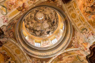 Prachtvolle Innenansicht der 64m hohen Kuppel der Melker Stiftskirche, Österreich - © James Camel / franks-travelbox