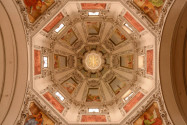 Blick in die 79m hohe Kuppel des Salzburger Doms, Österreich - © James Camel / franks-travelbox.com