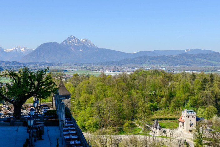 Blick vom Aussichtsturm der Hohensalzburg auf die Berggipfel Richtung Westen, Österreich